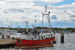 DRESDEN am 16.5.2020 bei der Rosenhof-Brücke in Lübeck-Travemünde. Die DRESDEN, ein ehemaliger Fischtrawler, ist ein Traditionsschiff mit der SSR Nummer 73031 und der Funkkennung Y4OE und wurde 1949 in der Boddenwerft Damgarten gebaut. Länge über alles 17,60 m und die Breite beträgt 5 m. Tiefgang 2,4 m. Motorisiert ist das Schiff mit einem 6 Zylinder Dieselmotor der Firma SKL mit 200 PS (147kW). Baujahr 1989