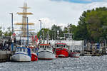 Fischereifahrzeuge - darunter TRA 5 (im Vordergrund) am 16.05.2020 im Fischereihafen von Lübeck-Travemünde