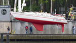 Segelyacht GRANDEZZA wird am 16.05.2020 mittels Kran beim Passat-Hafen in Lübeck-Travemünde ins Wasser gesetzt.