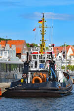 Schlepper CARL am 20.05.2020 am Ostpreussenkai in Lübeck-Travemünde liegend