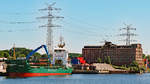 JUTLAND (IMO 9277345) am 15.06.2020 im Hafen von Lübeck, Lehmannkai 1. Rechts ist die alte Oelmühle zu sehen.