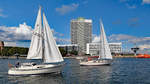 Segelboote in Höhe des Hotels MARITIM in Richtung Ostsee steuernd.