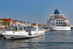 PRIWALL VI (ENI 04812110) am 12.09.2020 in Lübeck-Travemünde. Im Hintergrund ist das Kreuzfahrtschiff EUROPA (IMO: 9183855) zu erkennen.