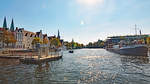 Theaterschiff MARIE am 1.10.2020 in Lübeck. Die Holstenhafenbrücke bei der MuK (Musik-und Kongresshalle) ist zurzeit demontiert. 