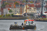 Schifffahrtspolizeiboot OSTE und Deckprahm DP 1043 am 20.10.2020 im Hafen von Lübeck