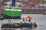 Schifffahrtspolizeiboot OSTE und Deckprahm DP 1043 am 20.10.2020 im Hafen von Lübeck. Das im Hintergrund zu sehende Schiff CAPELLA liegt mit etwas  Schlagseite  im Hafenbecken.