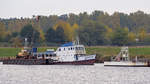 Arbeitsponton TR VIII am 20.10.2020 bei der Herreninsel in Lübeck. Im Bild ist ferner das ehemalige Restaurantschiff NAUTILUS, welches schon bereits seit längerer Zeit  dahinrottet , zu sehen.