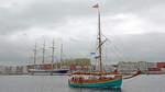 ELLEN am 31.10.2020 im Hafen von Lübeck-Travemünde. Im Hintergrund ist die Viermastbark PASSAT zu sehen.