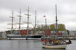 AGLAIA am 31.10.2020 im Hafen von Lübeck-Travemünde. Links im Bild: die Viermastbark PASSAT