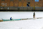 Eine kleine eisfreie Fahrrinne reicht schon, um auf dem Wasser Spass zu haben. Hansahafen Lübeck, 20.2.2021