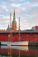 Stagsegelschoner KRISTA RUD im Hafen von Lübeck. Aufnahme vom 24.02.2021. Zur Geschichte der KRISTA RUD: 1958-1971 Reedereiv/N.D.L.Sörensen,Esbjerg Fischereizeichen E573, 1971-1979 Reederei v/Victor Rud, Esbjerg, 1979 Außerdienststellung als Fischereifahrzeug, 1979-1981 betreut durch Henning K.Smedegaar, Guldager (Segelschiff mit Hilfsmotor/Frachtschiff), betreut durch A.Lauridsen,Gudme, Nyborg Lystfiskersrvice(Sportfischerei) I/S Gudme Jörgen Rasmussen,Rudköbing, ausgemustert und am 6.Juni nach Deutschland verkauft, betreut durch Bernd Ahlers, Umbau zum Stagsegelschoner, Fahrgebiet Norwegen,Dänemark,Azoren und Kanaren. Seit 2014 betreut durch D.Strübig und R.Gies. Liegeplatz Museumshafen zu Lübeck Baujahr: 1958, Werft: Raun Byberg, Esbjerg, Länge über Alles: 23,75 m, Länge über Deck: 18,90 m, Breite: 5,33 m, Tiefgang: 2,30 m, Segelfläche: 207 m², Masthöhe: 21,80 m