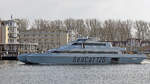 SEACAT 125 (MMSI: 211757350)am 26.03.2021 im Hafen von Lübeck-Travemünde in Höhe  Rosenhof . Das 40 Meter lange Doppelrumpfboot steuert hinaus auf die Ostsee