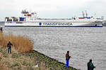 PLYCA (Transfennica, IMO 9345398) am 9.4.2021 auf der Trave bei Lübeck. Das Ro/Ro-Frachtschiff dreht in Höhe Lehmannkai 2, um dann mit dem Heck voran zu seinem vorgesehenen Kaianleger zu steuern.