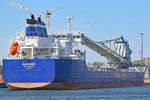 Bulk Carrier BULKNES (IMO 9384370) am 27.4.2021 eingehend Travemünde mit einer Teilladung Splitt aus dem norwegischen Jelsa für den Skandinavienkai. Das 2009 gebaute Massengutschiff von ca. 176 Meter Länge ist mit eigener Selbstlöscheinrichtung ausgestattet. Die BULKNES hat einen 85 m langen Schwenkarm und kann damit ihre Ladung direkt an Land löschen. Rund 33.000 Tonnen können geladen und mit ca. 3.000 Tonnen pro Stunde entladen werden.