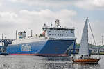 Segelboot FOURTEEN HANDS am 15.5.2021 unweit der Finnlines-Fähre FINNTIDE. Lübeck-Travemünde, Skandinavienkai