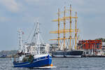 Fischereifahrzeug GOT 10 HANSEAT am 15.5.2021 im Hafen von Lübeck-Travemünde. Im Hintergrund ist die Viermastbark PASSAT zu sehen.