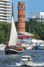 Gaffelkutter DIE ZWILLINGE VON KAPPELN am 11.7.2021 im Hafen von Lübeck-Travemünde unweit des alten Leuchtturms.
