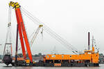 Schwimmkran BALTIC LIFT (IMO 8872796) bringt das Wrack des Kutters DRESDEN von Travemünde nach Lübeck zum dortigen Lehmannkai 4.