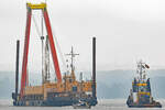 Schwimmkran BALTIC LIFT (IMO 8872796) bringt das Wrack des Kutters DRESDEN von Travemünde nach Lübeck zum dortigen Lehmannkai 4. Achteraus fährt der Schlepper DUTCH PIONEER (IMO 9229544). Aufnahme vom 13.7.2021