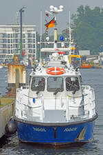 Polizeiboot HABICHT mit eingeschaltetem Blaulicht am 13.7.2021 im Hafen von Lübeck-Travemünde 