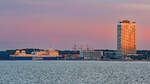 FINNSTAR (Finnlines, IMO 9319442) am Abend des 1.8.2021 im Licht der untergehenden Sonne in Lübeck-Travemünde einlaufend.Rechts im Bild: Hotel MARITIM