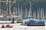 Polizeiboot HOOGE beim Bagger- und Arbeitsschiff IBIS VI am 13.08.2021 in Lübeck-Travemünde.

Wenige Minuten zuvor war über Lautsprecher, die an der Spitze der Nordermole und beim Lotsenhaus-Turm angebracht sind, IBIS VI  öffentlich  in deutscher und englischer Sprache aufgefordert worden, sich sofort bei  Trave Traffic  über Funk zu melden. Da dies anscheinend nicht geschah, wurde das zu sehende Polizeiboot HOOGE geschickt. Mit eingeschaltetem Blaulicht geleitete es IBIS VI, das nun die Maschinen rückwärts laufen ließ, an den Ostpreussenkai Travemünde.  