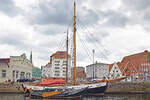 PAULINE längsseits des Segelschiffes SAWA. Lübeck, 14.08.2021