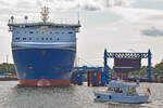 Motorboot ZWERGL fährt an der Finnlines-Fähre FINNTIDE (IMO 9468920) vorbei. Lübeck-Travemünde, 21.08.2021