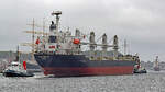 Bulk Carrier NIKOLAOS GS (IMO 9267170) und Schlepper SATURNUS am 25.08.2021 in Lübeck-Travemünde