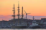 ALEXANDER VON HUMBOLDT II (IMO 9618446) am Abend des 27.08.2021 im Hafen von Lübeck-Travemünde. Rechts im Bild: Schlepper VB BREMEN