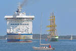 TOM SAWYER (IMO 8703232, TT-Line) einlaufend und Segelschiff ALEXANDER VON HUMBOLDT II auslaufend Lübeck-Travemündeam