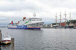 STENA GOTHICA (IMO 7826867, Stena Line) passiert die Viermastbark PASSAT. Lübeck-Travemünde, 02.10.2021