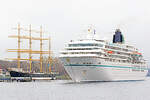 Das Kreuzfahrtschiff AMADEA verlässt am Mittag des 04.12.2021 den Hafen von Lübeck-Travemünde (hier in Höhe der Viermastbark PASSAT) mit Ziel Wismar.