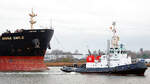 Schlepper VB RÖNNEBECK (IMO 7612620)am 11.12.2021 beim Bulk Carrier ANNA SMILE.