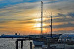 Im Hafen von Lübeck-Travemünde bei Sonnenuntergang am 08.01.2022 - im Vordergrund ist das Segelschiff PACIFIC zu sehen, im Hintergrund das Finnlines-Fährschiff FINNWAVE