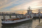 PRIWALL IV (ENI 04812110) bei untergehender Sonne am 08.01.2022 in Lübeck-Travemünde