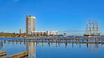 Blick vom Passathafen Travemünde in Richtung Viermastbark PASSAT / Hotel MARITIM / alter Leuchtturm Travemünde. Aufnahme vom 21.01.2022