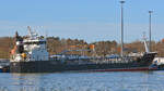 FOX SUNRISE (IMO 9333917) am 26.02.2022 in Lübeck-Travemünde. Das Tankschiff liegt achterlastig am Skandinavienkai.