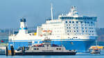 Priwall-Fähre TRAVEMÜNDE vor näher kommendem Finnlines-Fährschiff. Lübeck-Travemünde, 10.03.2022