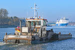 Schubboot LUBA (Europanummer: 05017990) und Ponton TR II im Hafen von Lübeck-Travemünde. Im Hintergrund ist die Finnlines-Fähre FINNSTAR zu sehen.