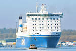 Schubboot KNURRHAHN (05109750) am 10.03.2022 vor Finnlines-Fähre FINNSTAR. Hafen von Lübeck-Travemünde