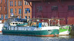 TAUCHER K am 19.03.2022 im Hafen von Lübeck. Das rund 18 Meter lange Schiff ist ein ehemaliger Taucherprahm des Bremerhavener Hafenamtes, der seit 1997 in privater Hand ist.