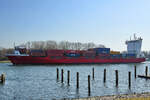 Das mit Containern beladene Schiff AILA (IMO: 9354337) auf der Trave unterwegs.