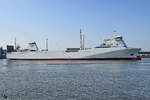 Das Fährschiff FRIEDRICH RUSS (IMO: 9186417)  parkt gerade in Travemünde ein .