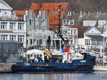 Der Schlepper VB ARGUS (IMO: 9600762) wartet am Kreuzfahrtterminal Travemünde auf einen abendlichen Einsatz.