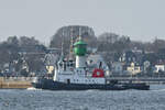 Der Schlepper VB RÖNNEBECK (IMO: 7612620) fährt hier Ende März 2022 am Travemünder Leuchtfeuer vorbei.