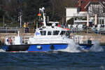 Das Polizeiboot HABICHT macht sich auf den Weg in die Ostsee. (Travemünde, März 2022)