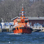 Das Lotsenboot TRAVEMÜNDE fährt zum nächsten Einsatz.