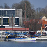 Die Segelyacht PACIFIC pausiert im Hafen von Travemünde.