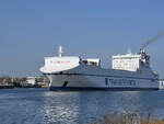 Das Fährschiff TIMCA (IMO: 9307358) befährt die Trave in Richtung Lübecker Hafen. (Priwall, März 2022)